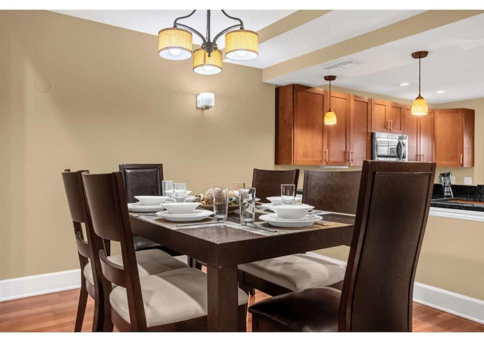 אורלנדו Cozy & Elegant 4Br Enchanted Townhouse - 1 Mile To Disney With Resort Pool, Gym, & Jacuzzi מראה חיצוני תמונה