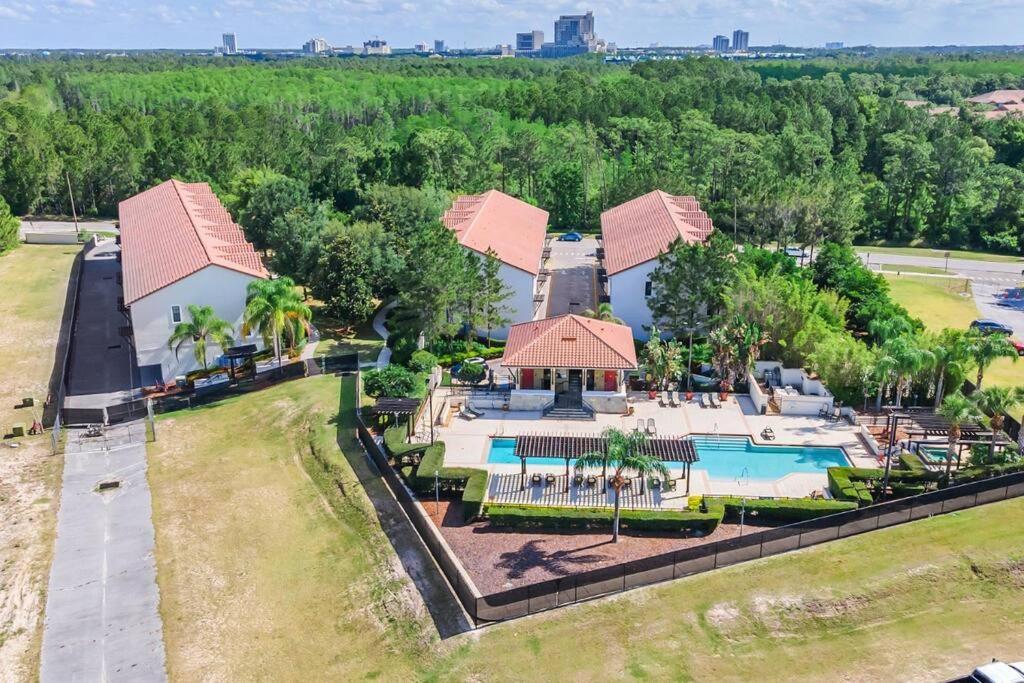 אורלנדו Cozy & Elegant 4Br Enchanted Townhouse - 1 Mile To Disney With Resort Pool, Gym, & Jacuzzi מראה חיצוני תמונה