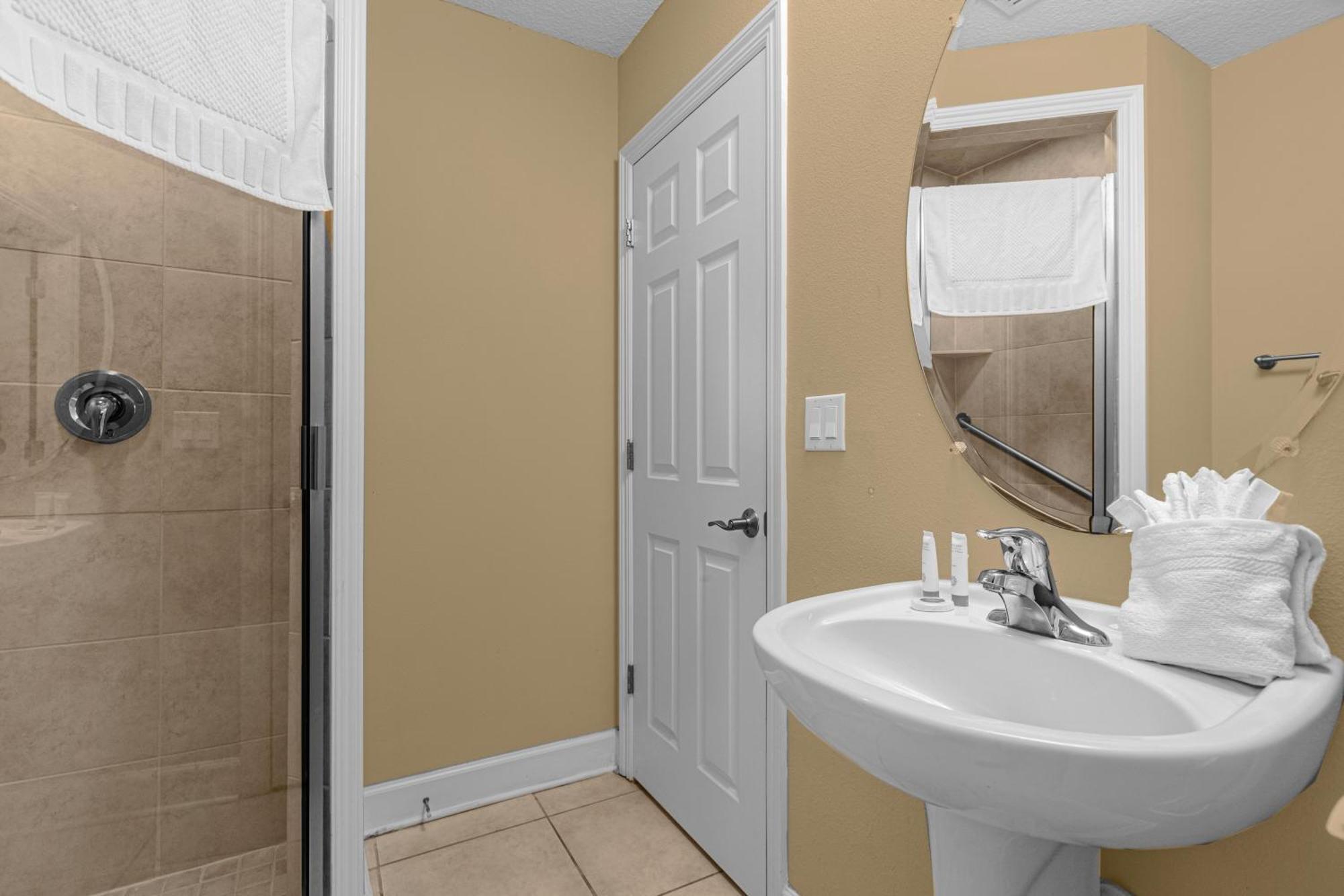 אורלנדו Cozy & Elegant 4Br Enchanted Townhouse - 1 Mile To Disney With Resort Pool, Gym, & Jacuzzi מראה חיצוני תמונה